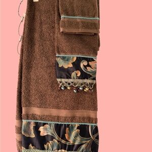 Brown Floral Trim Towel Set